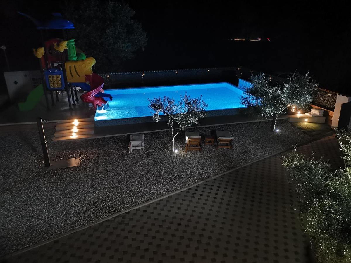 Large Camper In The Olive Grove Hotel Banjole Exterior photo